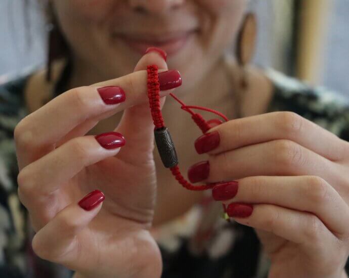 женские руки плетут браслет